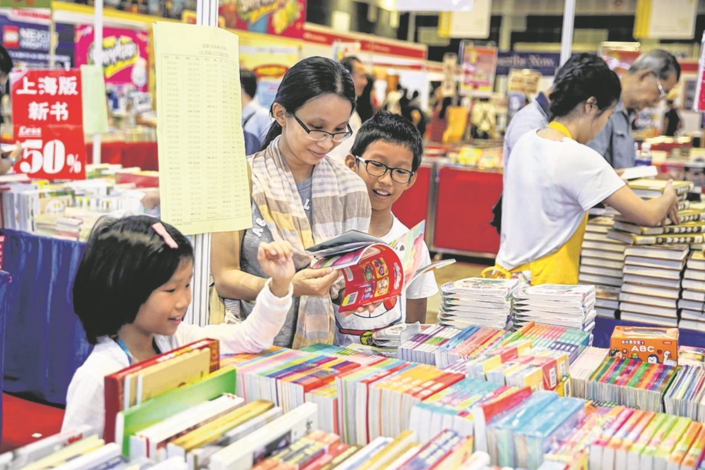 去年新加坡书展吸引了不少公众一家大小到场。（档案照）