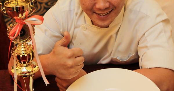 家味中餐馆青年厨师徐璘权与他的冠军菜“花样年华”。