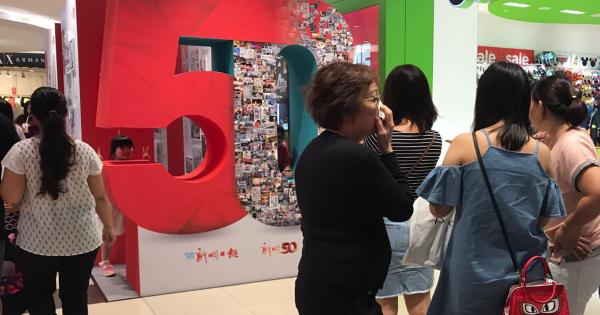 “新明50年回顾展”在淡滨尼广场展出第一天，观展者就络绎不绝。