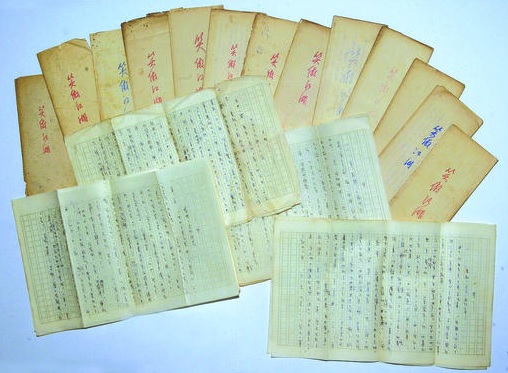 金庸1967年在《新明日报》编辑部写作的《笑傲江湖》手稿。